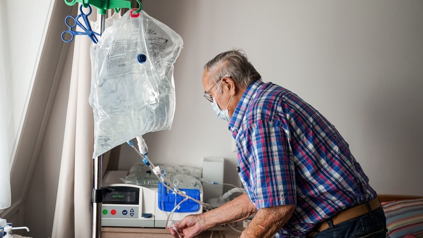 Meneer Van Der Pligt maakt het dialyseapparaat klaar voor de nacht