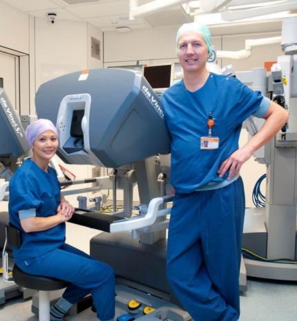 Urologen op de operatiekamer bij de operatierobot