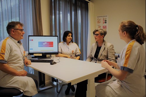 Het studieteam overlegt met een patient: Marc Kok, Melek Güler-Yuksel, de patient en Elise Tensen-Mudde (onderzoeksverpleegkundige).